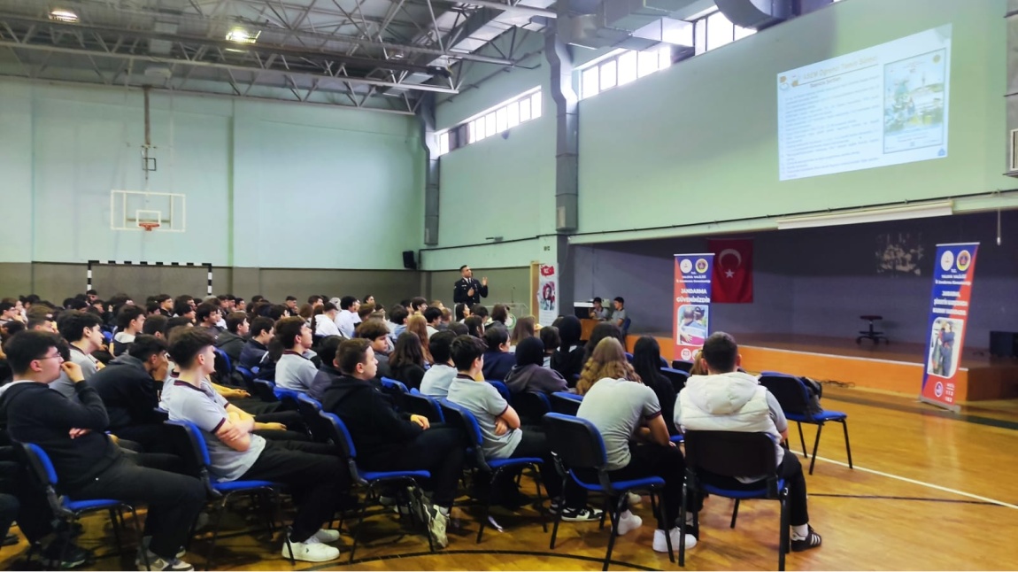 YALOVA İL JANDARMA KOMUTANLIĞI TARAFINDAN OKULUMUZDA KİŞİSEL GÜVENLİK,SİBER SUÇ,NARKO VE KADES EĞİTİMİ VERİLDİ..